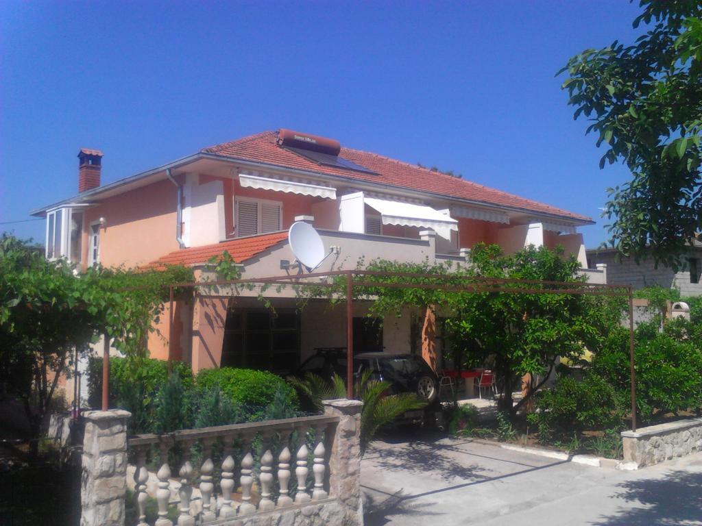 Apartments And Rooms Dobrila Йелса Екстериор снимка