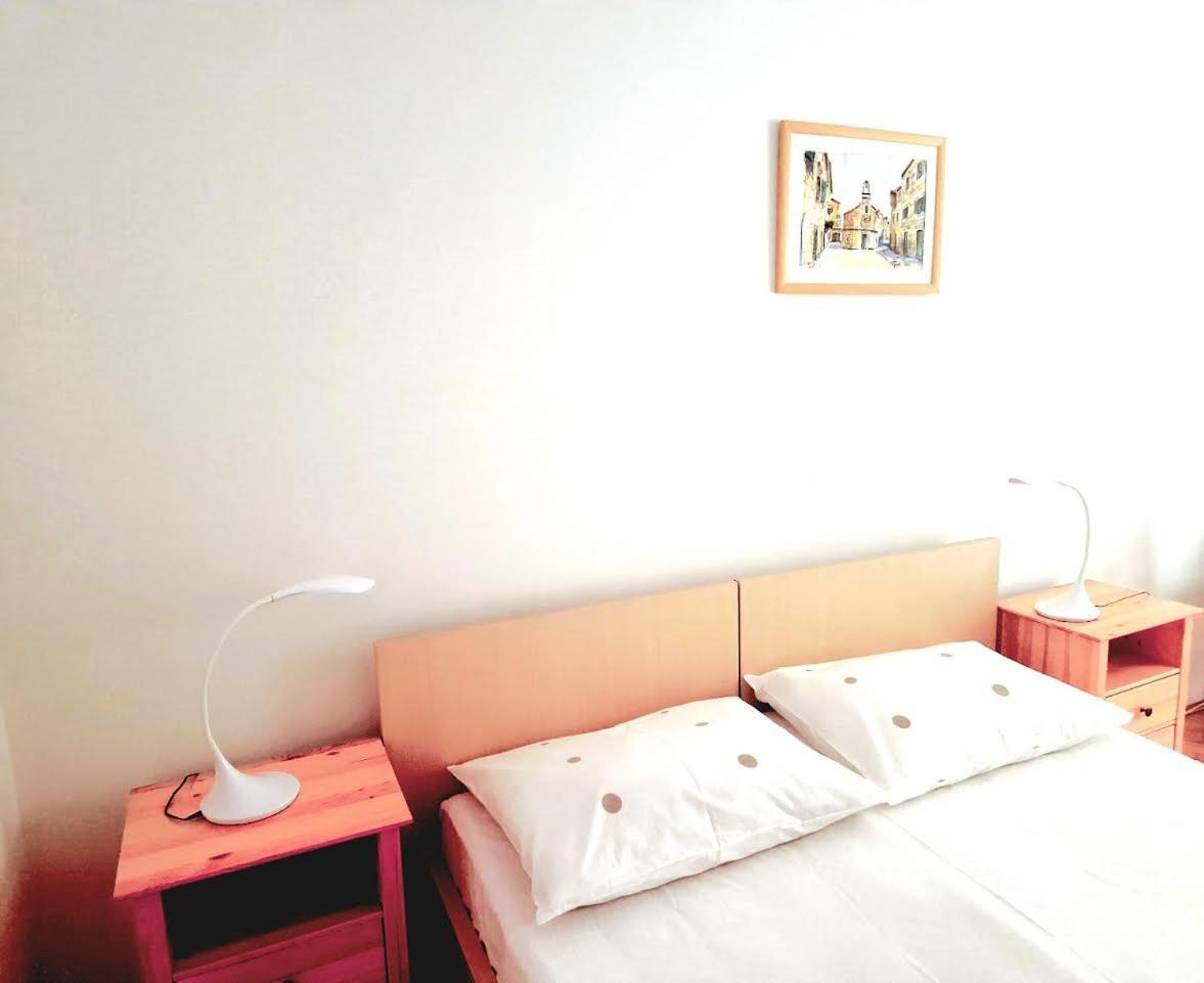 Apartments And Rooms Dobrila Йелса Стая снимка