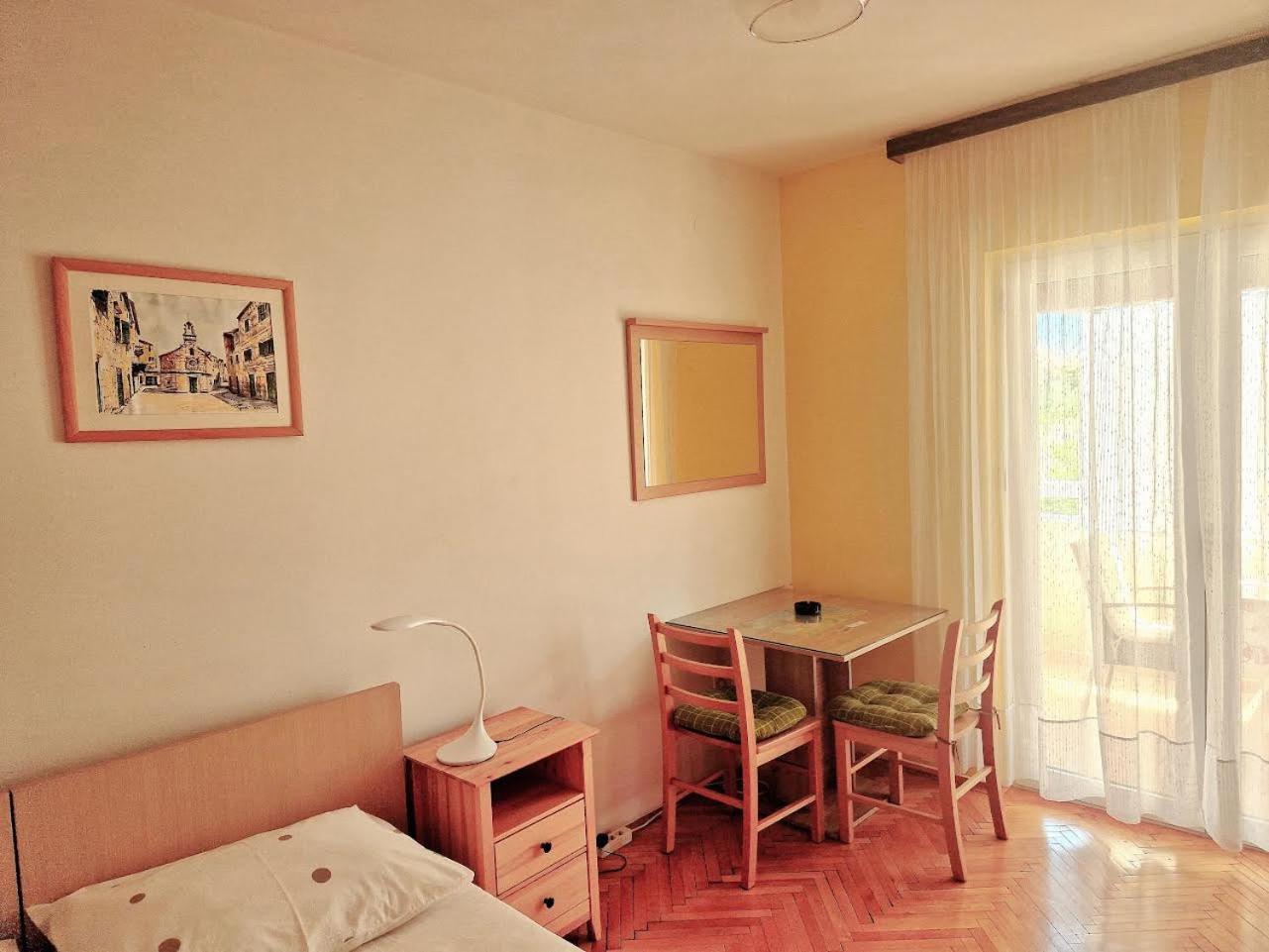 Apartments And Rooms Dobrila Йелса Стая снимка