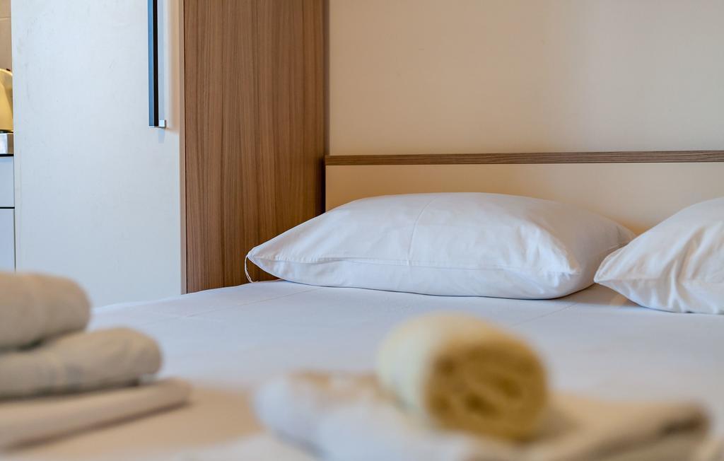Apartments And Rooms Dobrila Йелса Екстериор снимка