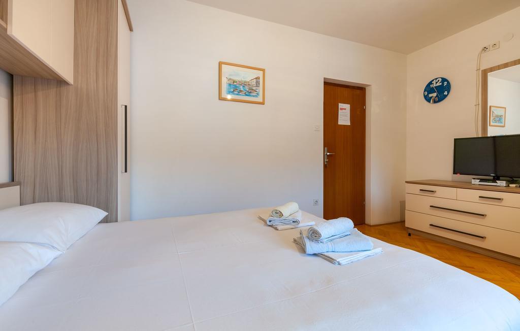 Apartments And Rooms Dobrila Йелса Екстериор снимка