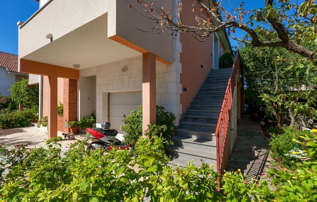 Apartments And Rooms Dobrila Йелса Екстериор снимка