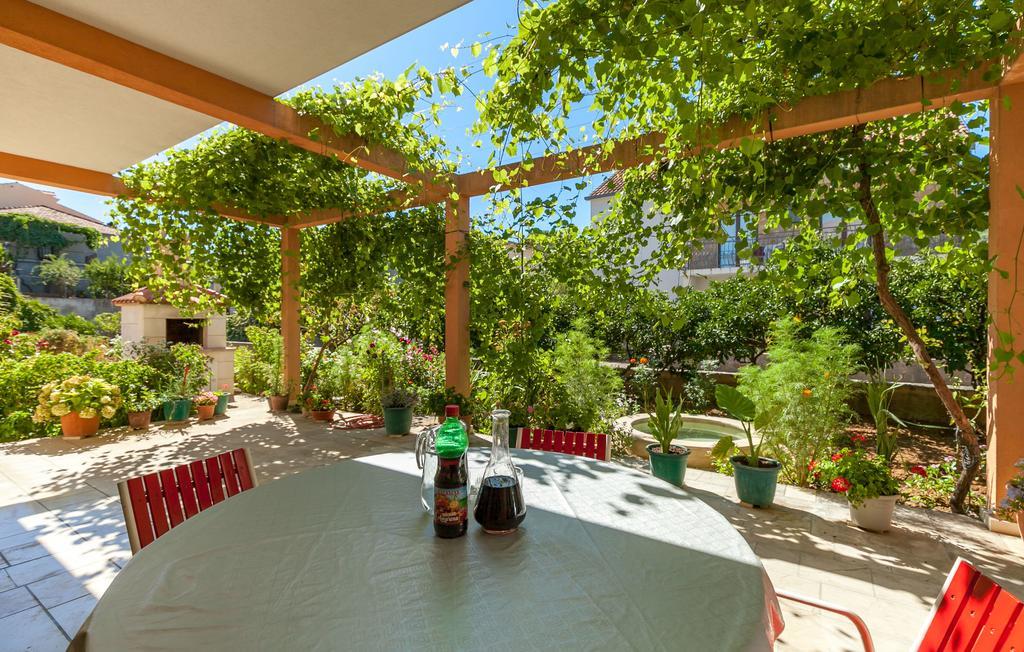 Apartments And Rooms Dobrila Йелса Екстериор снимка