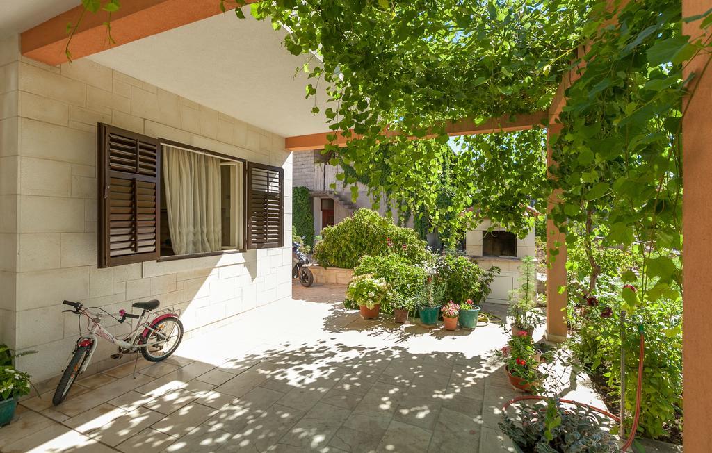 Apartments And Rooms Dobrila Йелса Екстериор снимка