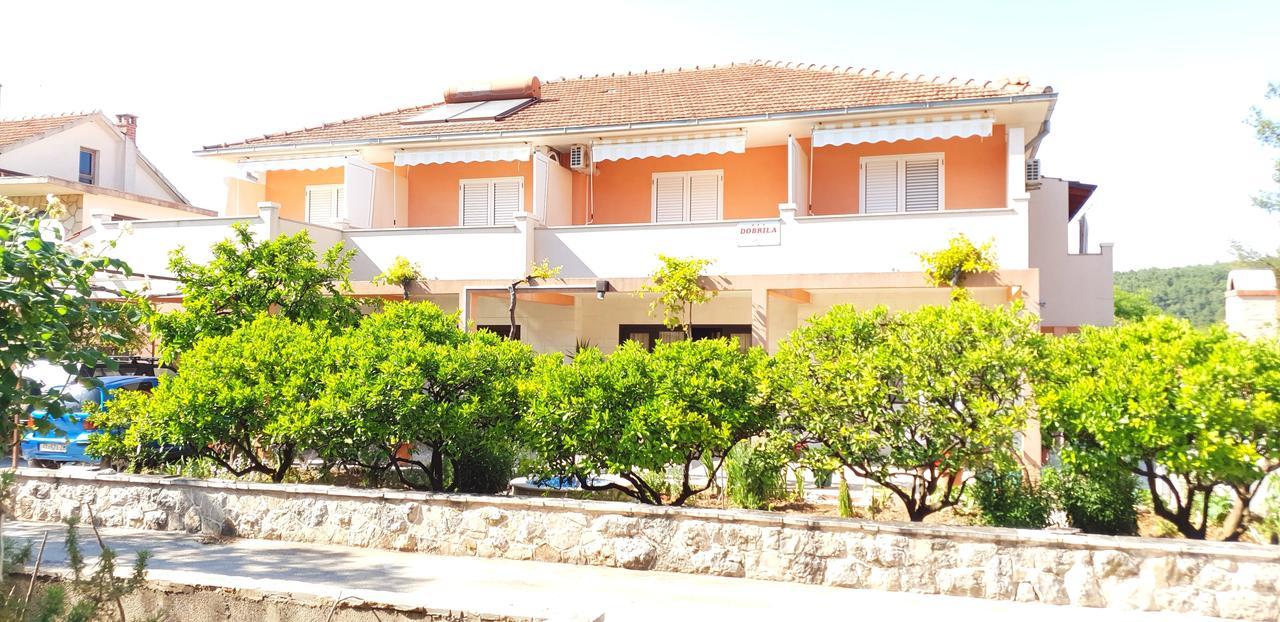 Apartments And Rooms Dobrila Йелса Екстериор снимка