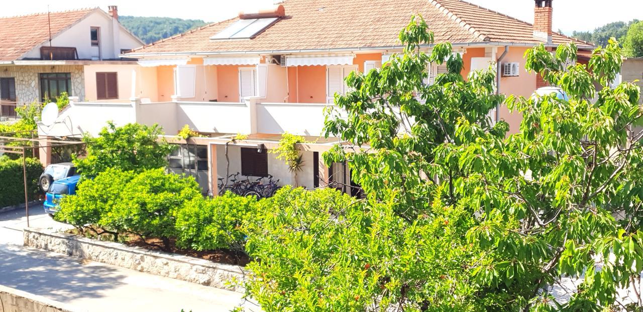 Apartments And Rooms Dobrila Йелса Екстериор снимка