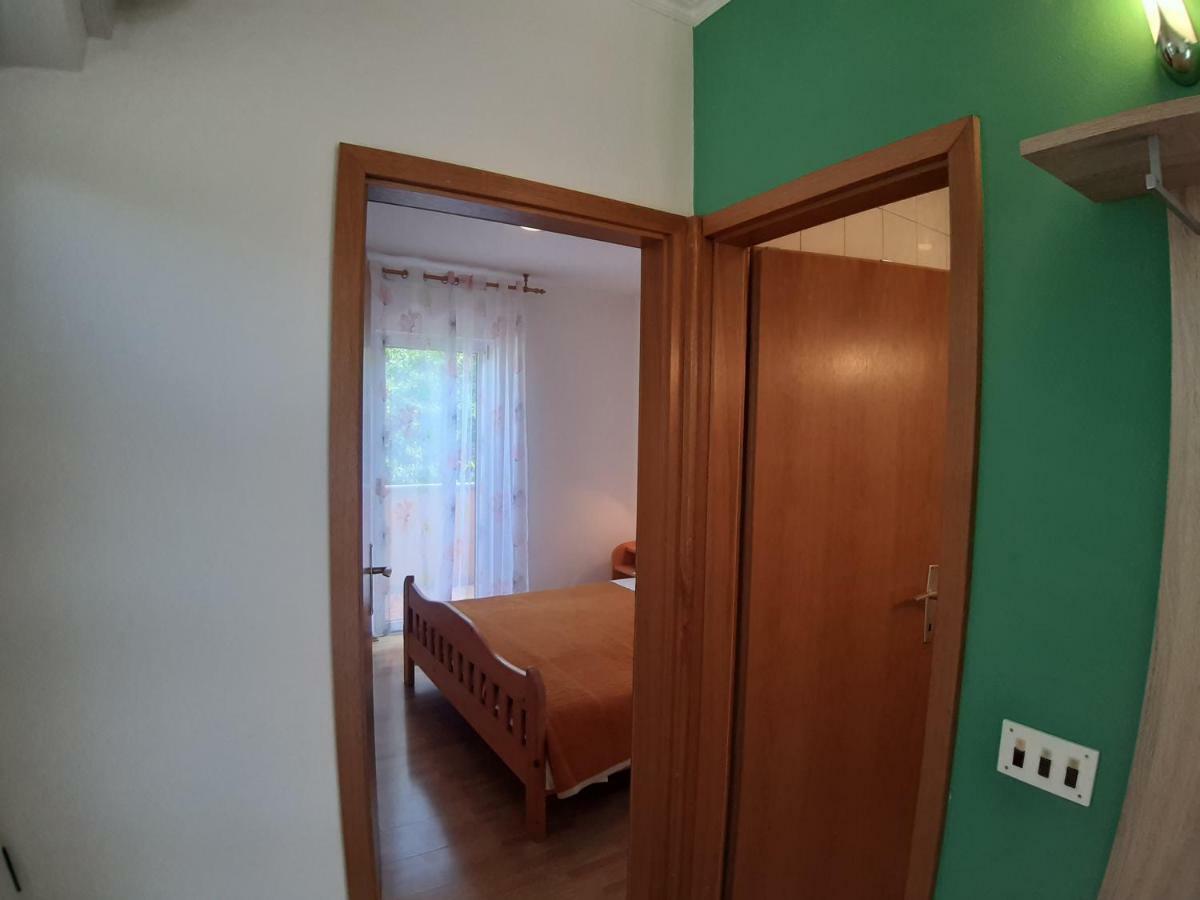 Apartments And Rooms Dobrila Йелса Екстериор снимка