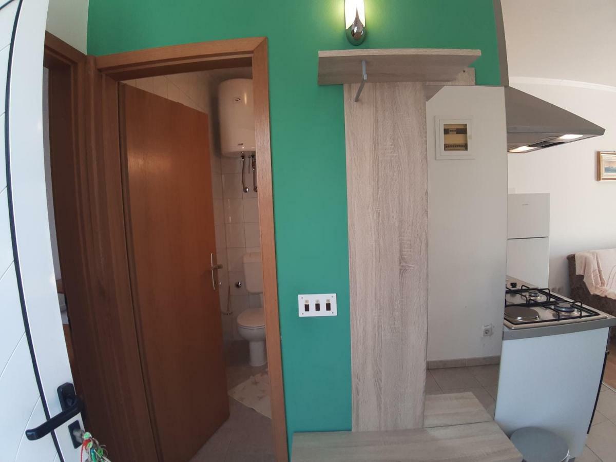 Apartments And Rooms Dobrila Йелса Екстериор снимка