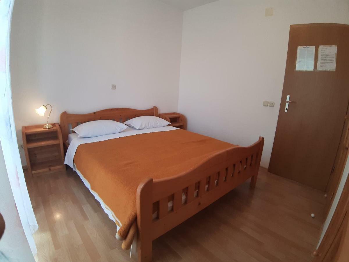 Apartments And Rooms Dobrila Йелса Екстериор снимка