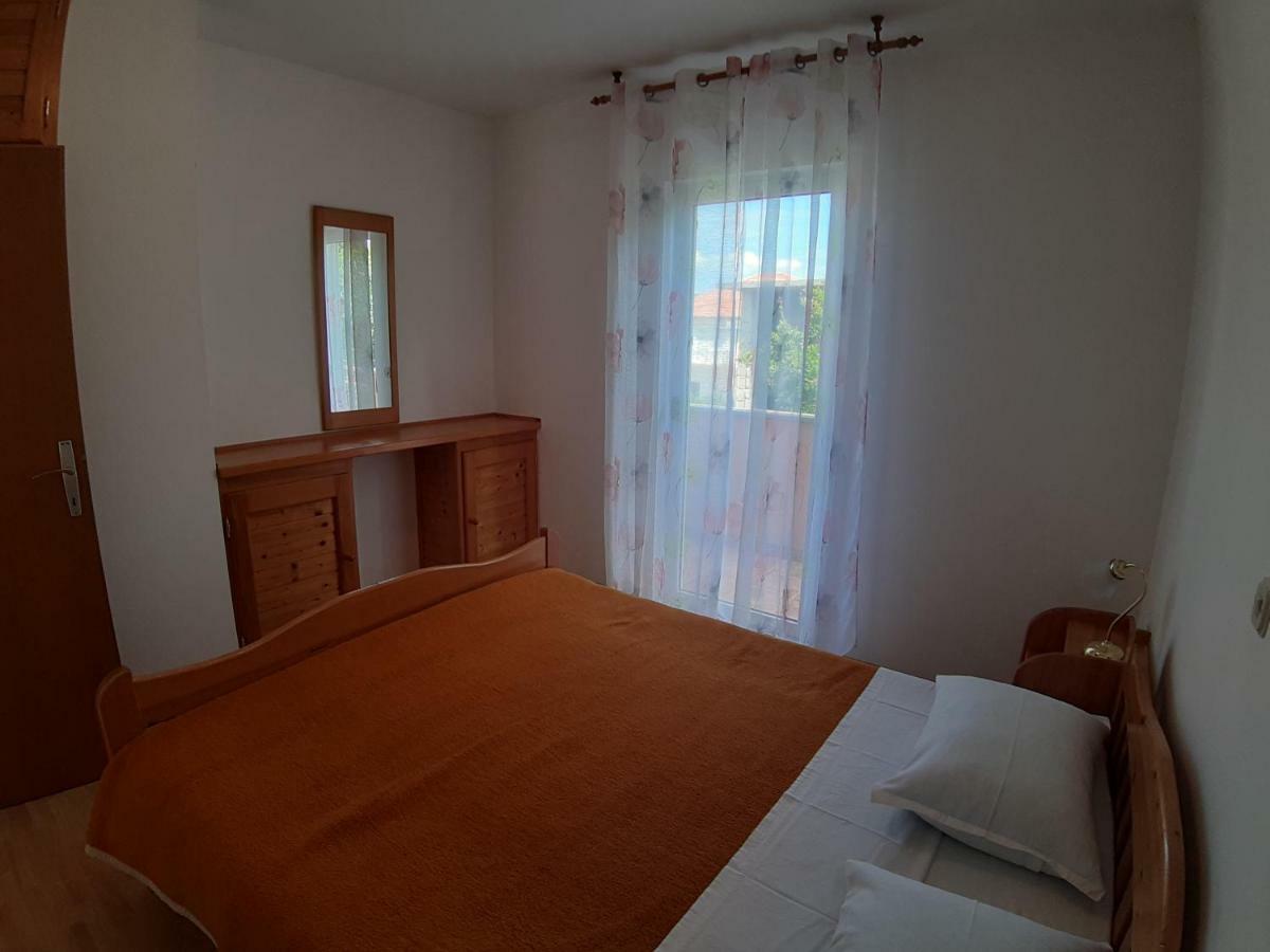 Apartments And Rooms Dobrila Йелса Екстериор снимка